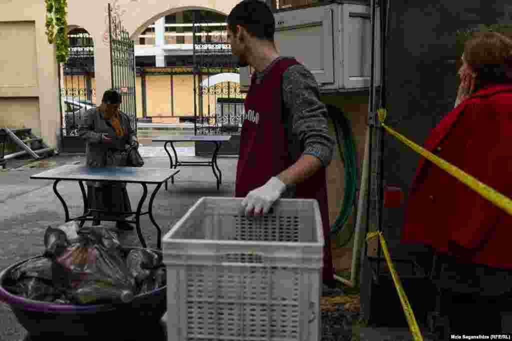 რეკომენდაციის თანახმად საკვების გაცემის დროს დისტანციას იცავენ.