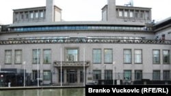 Prvostepena presuda Šešelju donesena je na osnovu glasova sudija Žan Kloda Antonetija i Mandiajea Nianga koji su preglasali italijansku sutkinju Flaviju Latanci