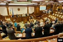 Aplauze după ratificarea Acordului de Asociere între Republica Moldova şi Uniunea Europeană în Parlamentul de la Chișinău. 2 iulie 2014