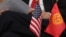 Флаги Кыргызстана и США.