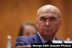 Premierul Ilie Bolojan, la votul celor patru moțiuni de cenzură inițiate de partidele extremiste după asumarea răspunderii pentru cinci proiecte de reformă a statului în vederea reducerii deficitului bugetar, care a atins cote record în guvernările anterioare.