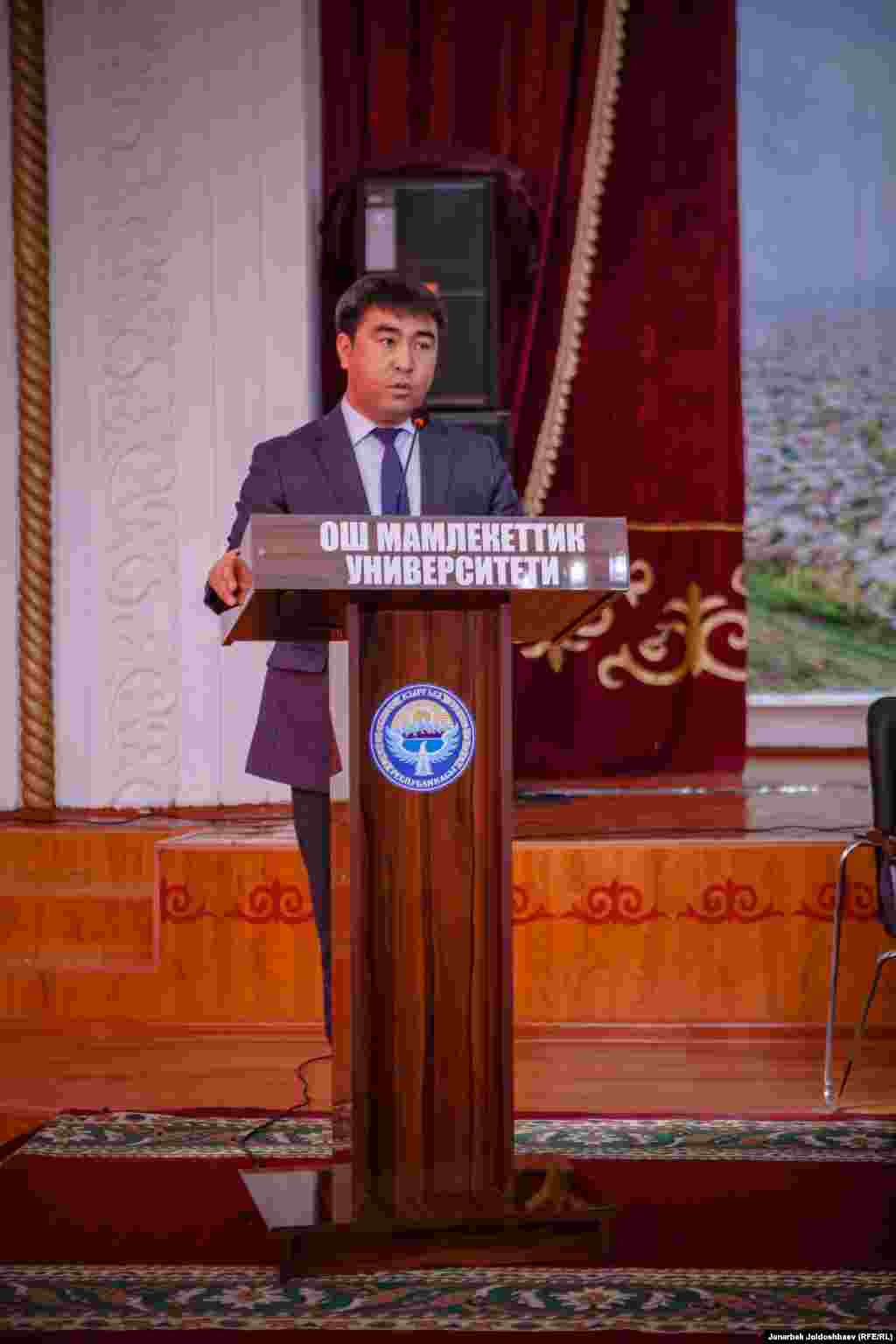 Жогорку Кеңештин депутаты Жанар Акаев алгачкы эмгек жолун "Азаттык" радиосунан баштаган.&nbsp;