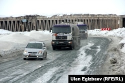 Железнодорожных грузоперевозок внутри страны почти нет за исключением небольшого объема угля и сахара. Перевозка грузов по Кыргызстану ведется на грузовиках с высокой транспортной издержкой.