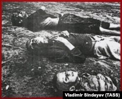 Фотографія на виставці архівних документів Служби безпеки України про Голодомор-геноцид 1932–1933 років «Розсекречена пам'ять». Київ, листопад 2006 року