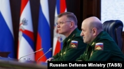 Орусиянын Коргоо министрлигинин расмий өкүлү Игорь Конашенков менен Орусиянын Куралдуу күчтөрүнүн радиациялык, химиялык жана биологиялык коргоо аскерлеринин башчысы Игорь Кириллов.