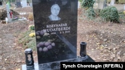 Розыназар аганын бейит ташы.