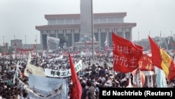 Sute de mii de protestatari se adună în piața Tiananmen în cea mai mare revoltă a populației civile din 1960 și până atunci. Fotografie realizată la data de 17 mai 1989.