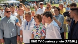 Președinții Maia Sandu și Nicușor Dan într-o fotografie postată de TV One Moldova de la Festivalul Zemii, din Sipoteni, Călărași 