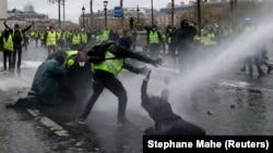Tunuri de apă împotriva protestatarilor la Paris, 1 decembrie 2018