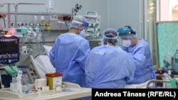Pacient tratat în unitatea de terapie intensivă COVID-19, de la Institutul de Pneumofiziologie „Marius Nasta” din București (imagine de arhivă).