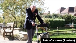 Отставной капитан британской армии 99-летний Том Мур проводит благотворительную акцию по сбору пожертвований для медицинских работников. Фото сделано весной 2020 года, когда эпидемия коронавируса распространилась по Великобритании