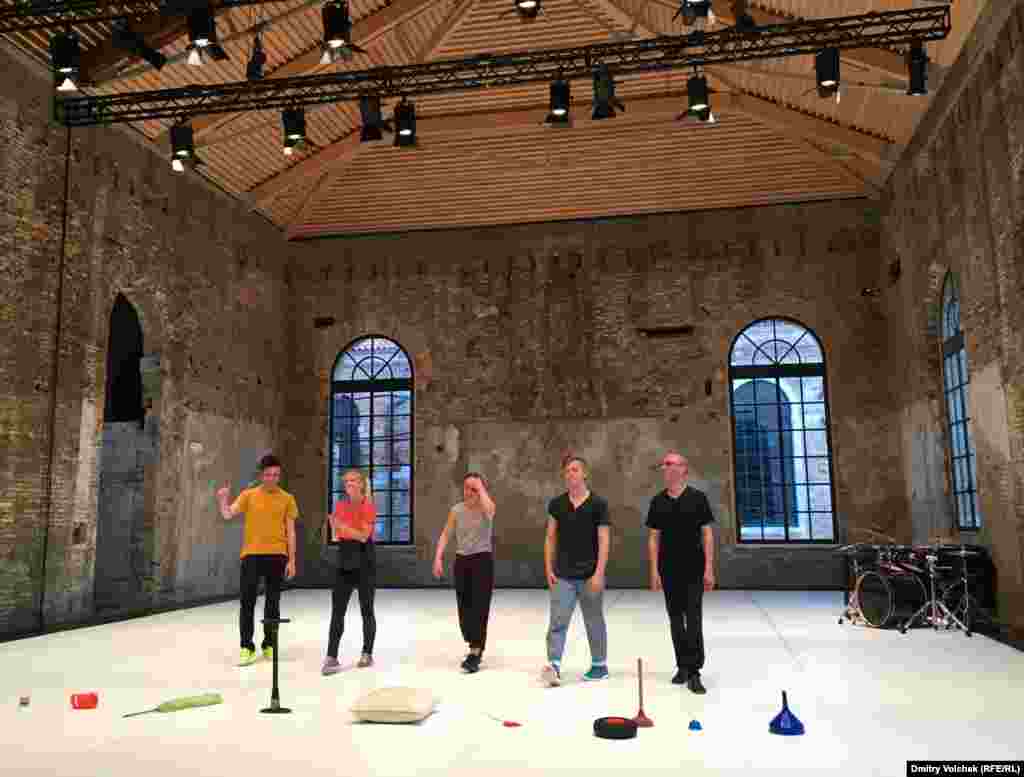 Балет "13 предметов". Предметы банальные: скалка, бейсбольная бита, вантуз, велосипедный насос, подушка. Но кто знал, что с ними можно танцевать?