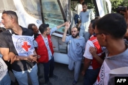 Palestinieni eliberați din închisorile israeliene în baza unui acord de armistițiu și schimb de ostatici în Gaza cu facțiunile palestiniene, coboară din autobuz după ce au ajuns la spitalul Nasser din Khan Yunis, în sudul Fâșiei Gaza, pe 13 octombrie 2025