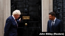 Телефонну розмову з прем’єр-міністром Великої Британії Борисом Джонсоном президент Володимир Зеленський провів 5 квітня, перебуваючи з офіційним візитом у Катарі