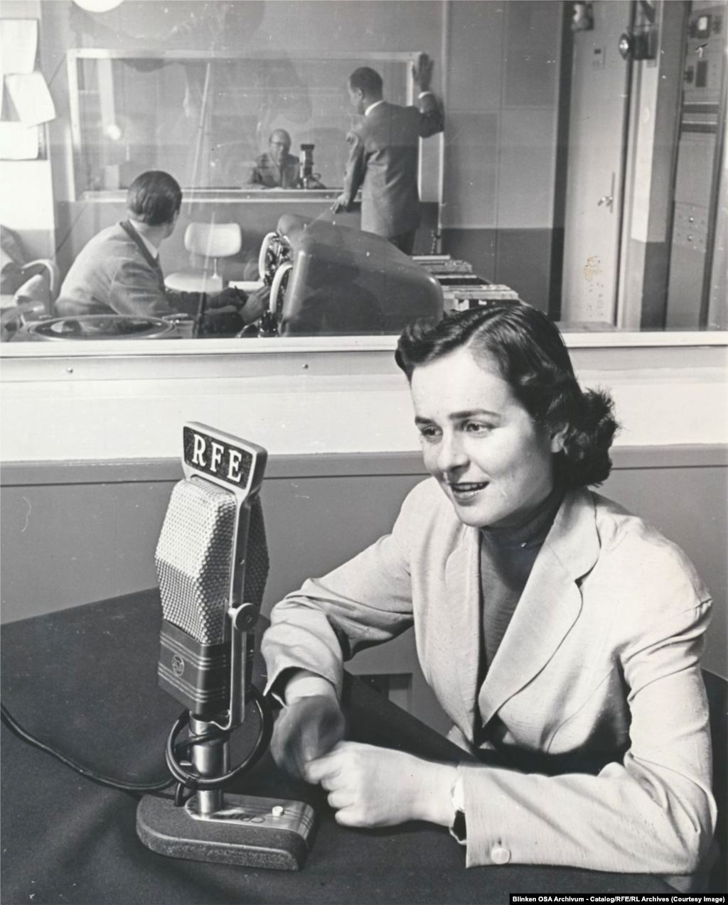 Ведущая Венгерской службы в офисе Радио Свободная Европа (РСЕ) в Мюнхене, Германия, 1955 год.Американское радио начало вещание пятью годами ранее, 4 июля 1950 года
