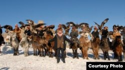 Сайран Кадыр (в центре), руководитель Казахского фонда в Монголии. 