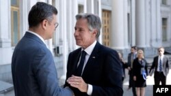 Міністр закордонних справ України Дмитро Кулеба вітає державного секретаря США Ентоні Блінкена перед зустріччю в МЗС у Києві, 6 вересня 2023 року