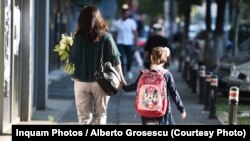 Një grua duke e shoqëruar një vajzë për në shkollë - Fotografi ilustruese.