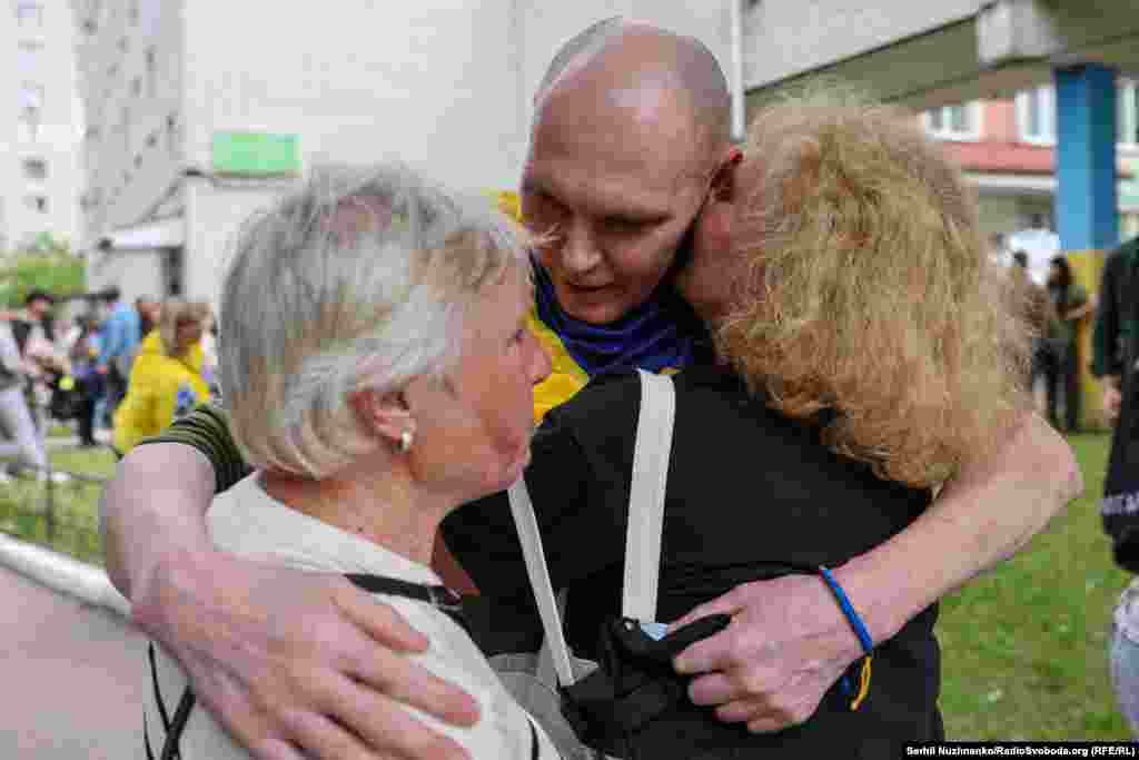 Олександр потрапив у полон у березні 2022 року, зараз вдома і обіймає своїх близьких