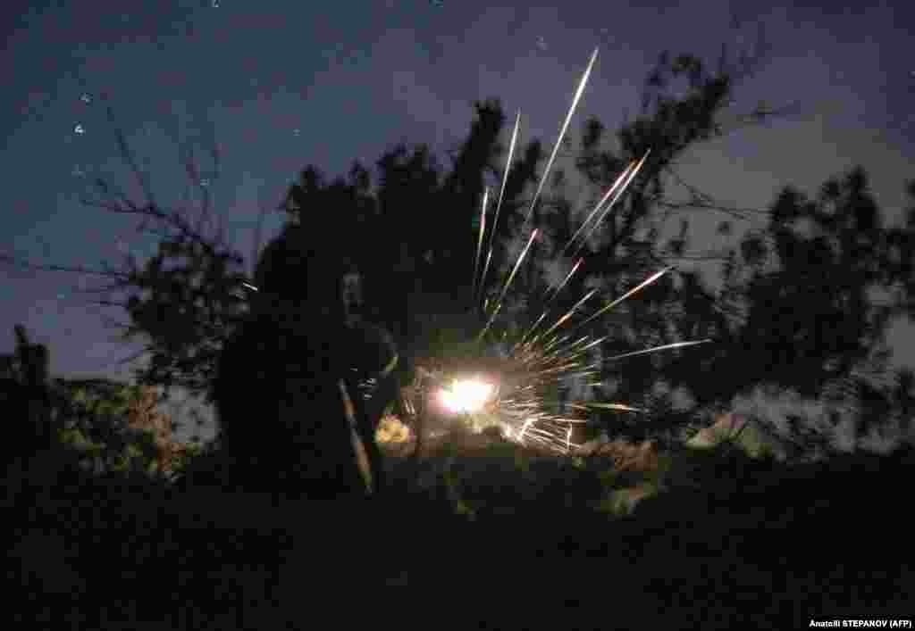 Ukrajinski vojnik puca na separatiste u blizini Horlivke u julu 2020. "Na prvim linijama nikada se ne možete opustiti", kaže Stepanov za RSE, "jer vam prijeti metak, naročito noću."