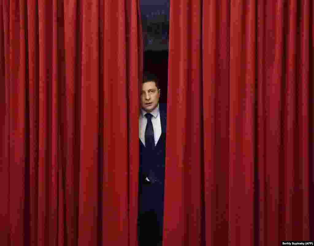 Во время съемок телесериала "Слуга народа", в котором Зеленский играет роль президента Украины. Киев, 6 марта 2019 года &nbsp;