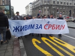 Pristalice antivakcinašice Stojković na putu do Ministarstva zdravlja Srbije