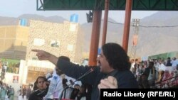 د پي ټي اېم یو مخکښ او د قامي اسمبلۍ غړی علي وزیر په کوټه کې د پښتون ژغورنې غورځنګ جلسې ته وینا کوي: ۲۰۱۸، ۸ اپرېل