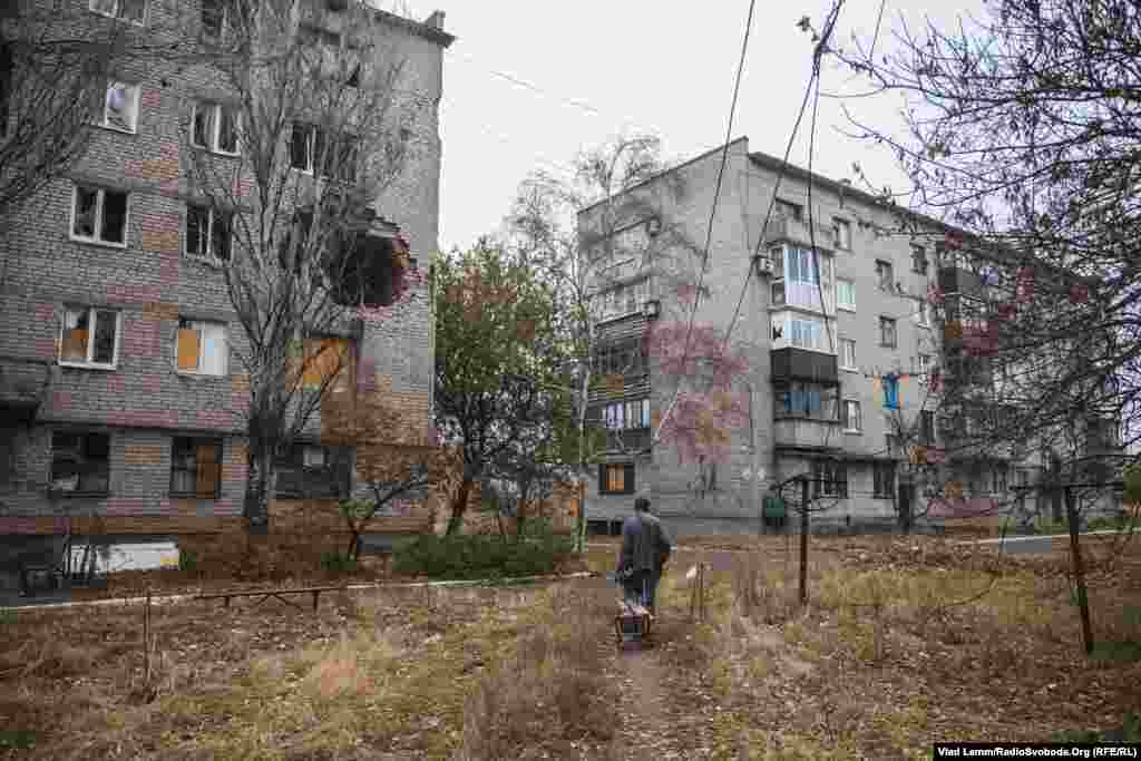 Місцеві жителі досі з побоюванням ставляться до представників преси, тому що багато хто вважає, що поява журналістів пов'язана з обстрілами міста