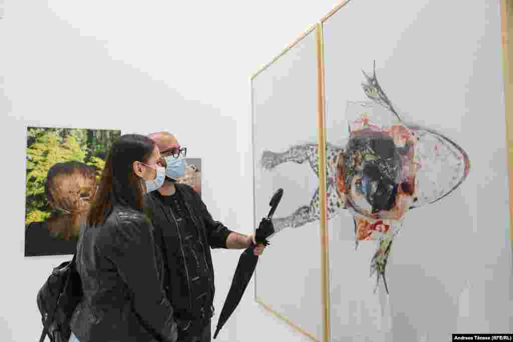 Vizitatori privesc expozițiile deschise în &bdquo;Noaptea Muzeelor&rdquo;, la Muzeul Național al Țăranului Român din București.