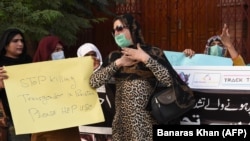 په پاکستان کې پر نرښځیانو وخت په وخت بریدونه شوي چې پر ضد یې هغوی مظاهرې هم کړي دي ـ پخوانی انځور.