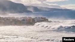 Valuri pe coasta din Tenerife. Fotografie generică. 