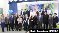 Коллективная фотография, сделанная после встречи с участниками Декабрьских событий 1986 года в гимназии № 148 (Хасен Кожа-Ахмет четвертый справа). Алматы, 24 ноября 2016 года.