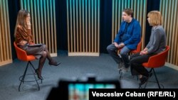 Gazda podcastului video „Pe Agendă”, Cristina Popușoi (stânga), alături de invitații săi - Andrei Curăraru și Vlada Ciobanu, în studioul Europei Libere