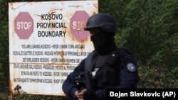 Një pjesëtar i njësive speciale të Policisë së Kosovës qëndron pranë pikëkalimit kufitar në Jarinjë më 20 shtator 2021, ditën kur filloi së zbatuari masa e reciprocitetit për targat e Serbisë. 
