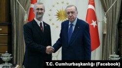 Посол України в Туреччині Наріман Джелял і президент Туреччині Реджеп Тайїп Ердоган. Стамбул. 8 липня 2025 року