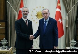 Посол України в Туреччині Наріман Джелял (ліворуч) і президент Туреччині Реджеп Тайїп Ердоган. Стамбул. 8 липня 2025 року