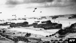 Fotografie de arhivă, realizată pe 6 iunie 1944. Soldați aliați descarcă echipamente pe plaja Omaha, în Normandia, în nord-vestul Franței, după invazia inițială din Ziua Z. 
