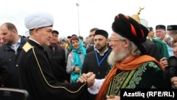 Болгар дәүләтенең ислам кабул итүенә 1125 ел тулуны бәйрәм итү чараларында изге Болгар җирендә мөселман җитәкчеләре Равил Гайнетдин (с) һәм Тәлгать Таҗетдин (у)