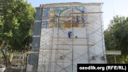 Тошкентда оқ ранг билан бўяб ташланган мозаика қайта тикланган эди