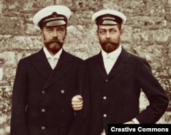 ნიკოლოზ II (მარცხნივ) და გეორგ V, ბრიტანეთის დღევანდელი დედოფლის პაპა.