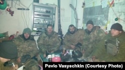 Зліва на право: Євген Терещенко, Генадій Іванов – «Баварець», В’ячеслав Панченко, Павло Васєчкін, боєць з 93-ї бригади. 7 грудня 2014 року