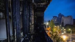 Un bloc de apartamente din Kiev, în flăcări după un atac rusesc