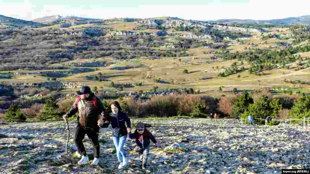 Сім'я з маленькою дитиною вирішила піднятися на зубці Ай-Петрі