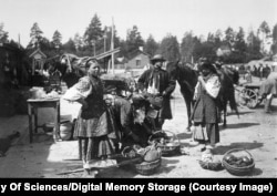 دهقانان اوکراینی در منطقه کی‌یف، در اواخر دهه ۱۸۰۰ یا اوایل دهه ۱۹۰۰ میلادی