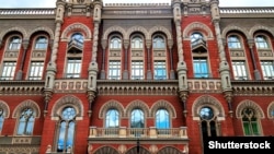 Національний банк України встановив на 31 грудня і 4 січня курс 27 гривень 28 копійок за долар