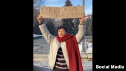 Активистка Гульбакыт Отебаева проводит одиночный пикет в поддержку арестованного сатирика Темирлана Енсебека. 27 января 2025 года. Скрин с видео движения Oyan, Qazaqstan