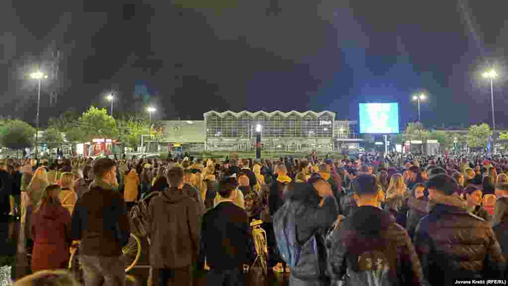 "16 minuta tišine" na novosadskoj Železničkoj stanici gde je 1. novembra 2024. u padu nadstrešnice stradalo 16 osoba, a jedna teško povređena