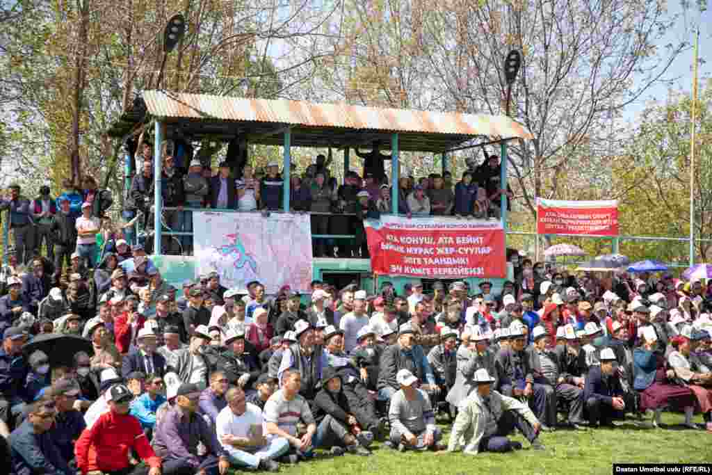 Буга чейин нааразы болгондор "суу сактагыч ээлеген жана анын жээгиндеги жерлер берилбесин" деген талап менен бийлик өкүлдөрүн чакырышкан.