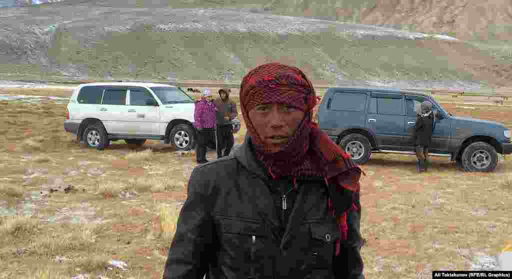 Памир суук, шамалы катуу. Эркектер жоолукка окшош кездемени ээктенип, жүзүн сууктан коргойт, жылуу кийинишет. Ошентсе да, сууктун айынан кулак-мурун жана муун ооруларына чалдыккандар көп. &nbsp;