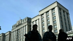 Москвада полициячылар Мамлекеттик Думанын алдынан өтүп баратканы тартылган сүрөт. 24-сентябрь, 2024-жыл. 